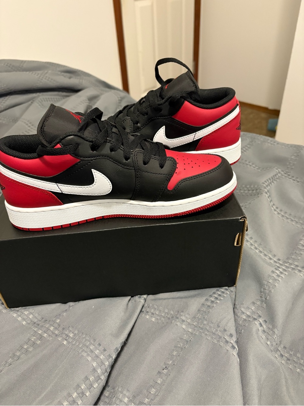 Air Jordan 1 Low GS “Alternate Bred Toe” – Size 7 (8.5 in women’s) - Picture 2 of 6